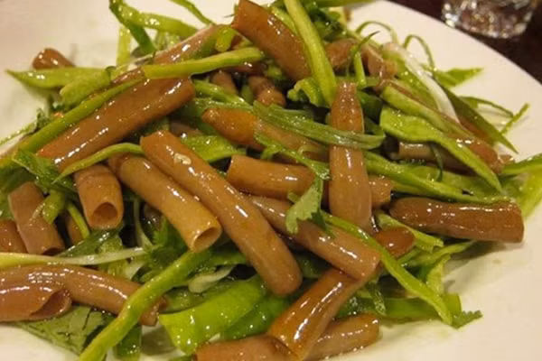 Sá sùng tươi có thể làm được nhiều món như xào, nướng, nấu cháo, tẩm bột chiên giòn... Dù chế biến theo cách nào, sá sùng vẫn giữ được vị ngon ngọt vô cùng hấp dẫn.