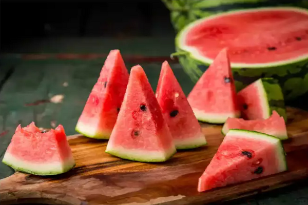 Dưa hấu. Loại dưa này chứa 92% nước. Bộ Nông nghiệp Mỹ (USDA) đã phát hiện ra rằng dưa hấu kích thích tiết mồ hôi thừa, từ đó giúp bảo vệ bạn khỏi bị sốc nhiệt/say nắng. (Ảnh: istock)