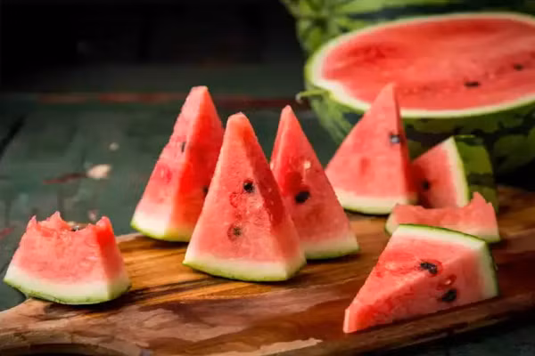 Dưa hấu. Loại dưa này chứa 92% nước. Bộ Nông nghiệp Mỹ (USDA) đã phát hiện ra rằng dưa hấu kích thích tiết mồ hôi thừa, từ đó giúp bảo vệ bạn khỏi bị sốc nhiệt/say nắng. (Ảnh: istock)