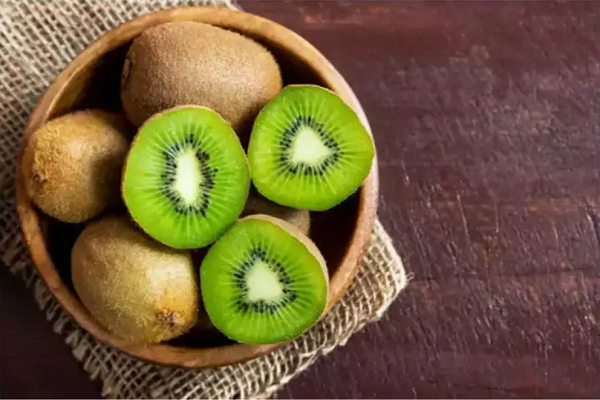 Kiwi. Theo Viện Y học, thường xuyên ăn kiwi giúp bổ sung nước. Ngoài ra, kali trong kiwi giúp cải thiện mức điện giải, do đó giúp ngăn ngừa sốc nhiệt. (Ảnh: istock)