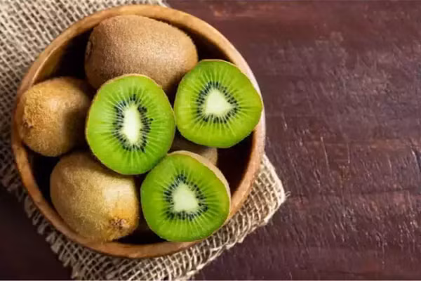 Kiwi. Theo Viện Y học, thường xuyên ăn kiwi giúp bổ sung nước. Ngoài ra, kali trong kiwi giúp cải thiện mức điện giải, do đó giúp ngăn ngừa sốc nhiệt. (Ảnh: istock)