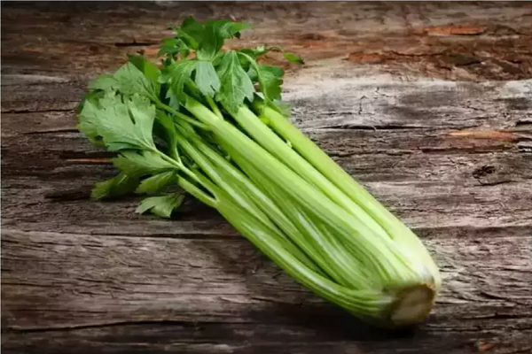 Cần tây. Loại rau này chứa 96% nước và là một nguồn giàu magie, canxi, sắt và kẽm, giúp tăng các chất điện giải và ngăn trào ngược axit, đồng thời bảo vệ bạn chống lại sốc nhiệt. (Ảnh: istock)