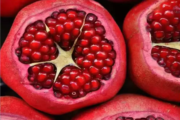 Quả lựu. Loại trái cây này chứa nhiều nước và một chất chống oxy hóa đặc biệt gọi là Punicalagins, giúp thải bỏ độc tố ra khỏi cơ thể, tăng cường trao đổi chất và bảo vệ bạn chống lại sốc nhiệt. (Ảnh: istock)