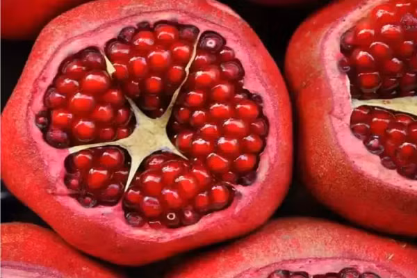 Quả lựu. Loại trái cây này chứa nhiều nước và một chất chống oxy hóa đặc biệt gọi là Punicalagins, giúp thải bỏ độc tố ra khỏi cơ thể, tăng cường trao đổi chất và bảo vệ bạn chống lại sốc nhiệt. (Ảnh: istock)