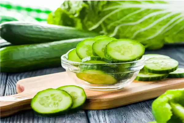 Dưa chuột. Dưa chuột chứa 95% nước và 128 g dưa chuột chỉ chứa 16 calo, giúp giữ cho cơ thể đủ nước. Bạn không nên gọt vỏ khi ăn vì nó chứa vitamin C - chất chống oxy hóa giúp chống lại bệnh ung thư da do tia UVA/UVB gây ra. (Ảnh: istock)