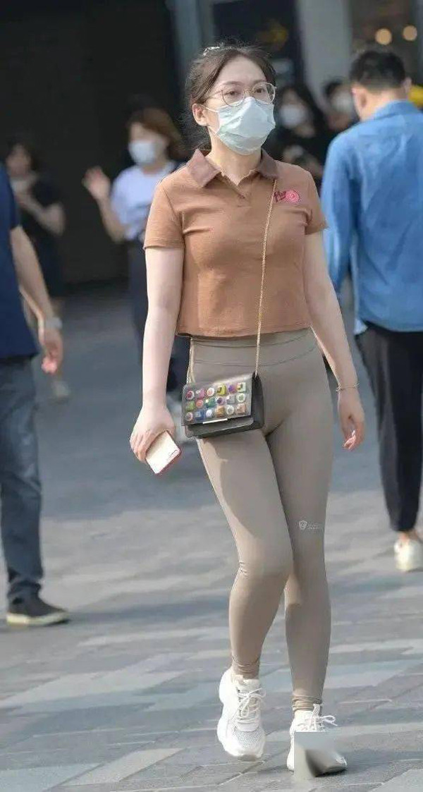 Khi mặc quần yoga, bạn nên tránh diện gam màu nude. Việc diện đồ với một chiếc quần có màu quá giống làn da tự nhiên sẽ khiến cho bạn trông như thể đang mặc một bộ đồ mà thiếu đi quần.