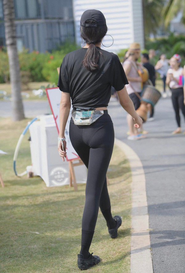 Bên cạnh đó, quần yoga bó sát còn rất dễ để lằn viền nội y. Chỉ cần sơ sểnh là người mặc có thể để lộ những khoảnh khắc kém duyên trước đám đông. Đặc biệt, đặc điểm bó sát còn khiến người mặc rất dễ để lộ nhược điểm cơ thể như chân ngắn, đùi to, vòng 3 chảy xệ...