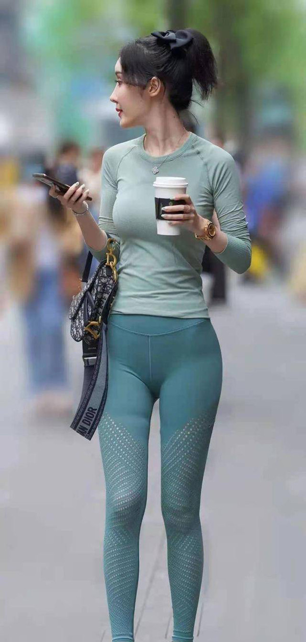 Để mặc quần yoga đẹp mà không “hớ”, bạn nên tránh những chiếc quần được làm từ chất liệu vải mỏng hoặc quá chật.