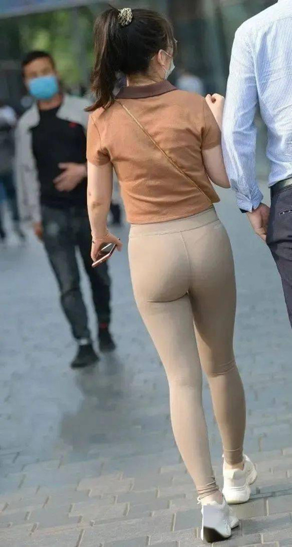 Rắc rối trang phục thường gặp nhất khi mặc quần yoga là lộ vùng nhạy cảm.