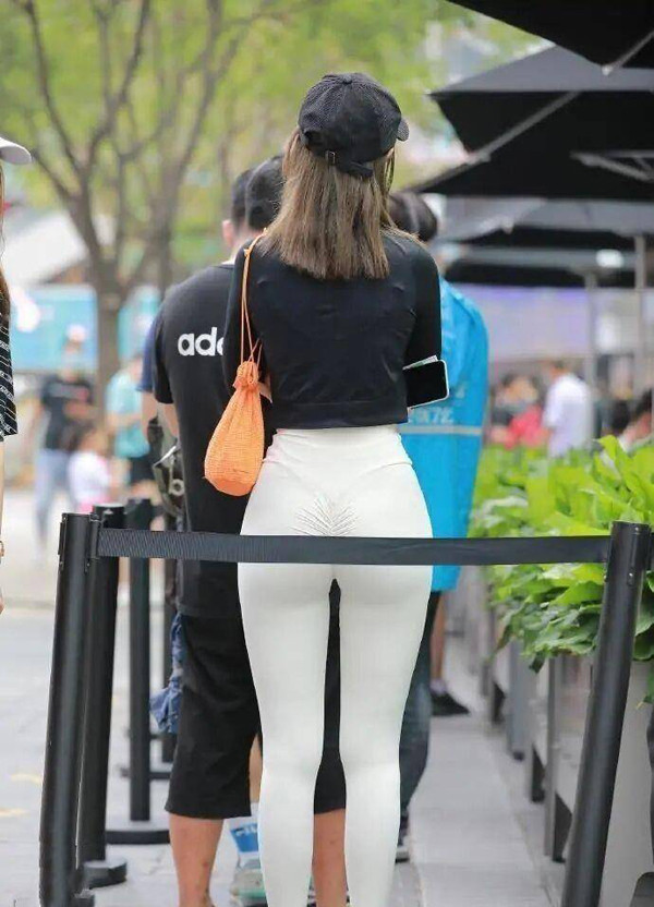 Mặc quần yoga xuống phố, cô gái người Trung Quốc nhận được nhiều lời khen ngợi. Chọn quần yoga trắng kết hợp áo đen phổ thông, mỹ nhân khoe trọn đường cong đẹp như tạc.