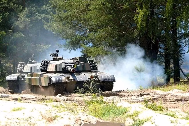 PT-91 được lắp động cơ diesel S-1000R công suất 1.000 mã lực, tốc độ tối đa 70 km/h.