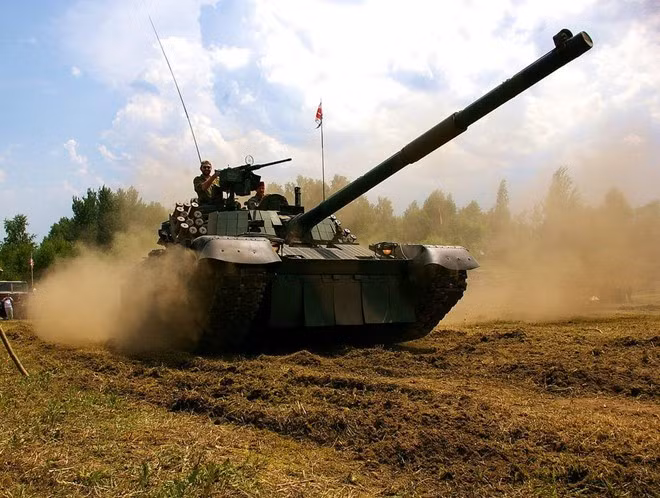 Vũ khí phụ gồm súng máy đồng trục 7,62 mm, cơ số đạn 2.000 viên, đại liên 12,7 mm, cơ số 250 viên.