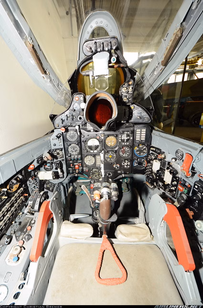 Cận cảnh buồng lái của máy bay tiêm kích MiG-21PF với nắp kính mở về phía trước thay vì phía sau hay là sang phải – trái. Phiên bản này được trang bị radar điều khiển hỏa lực RP-21 thế hệ mới, nhưng chỉ xuất hiện ở loạt sản xuất thứ 7 trở đi, 6 đợt sản xuất trước chỉ dùng loại radar RP-9-21 trên MiG-21F-13. Radar RP-21 trên MiG-21PF có khả năng phát hiện mục tiêu tiêm kích khoảng 20km, khóa mục tiêu ở cự ly 10km.