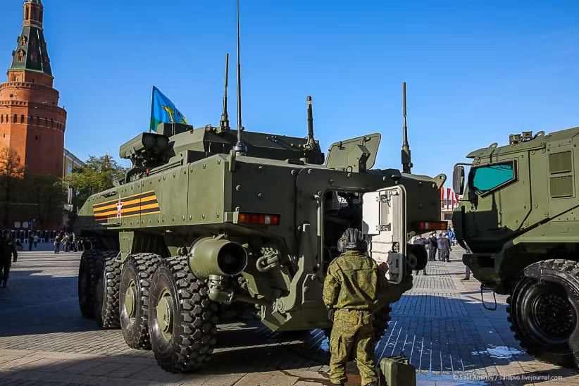 Đó chính là bố trí cửa đuôi cho khoang chở quân thay vì mở cửa hai bên hông như dòng xe bọc thép BTR huyền thoại Liên Xô (Nga).