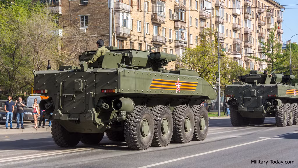 Xe bọc thép Bumerang có trọng lượng ước tính 15-20 tấn, dài 8m, trang bị động cơ diesel công suất 500 mã lực cho tốc độ tối đa 100km/h, tầm hoạt động 800km.