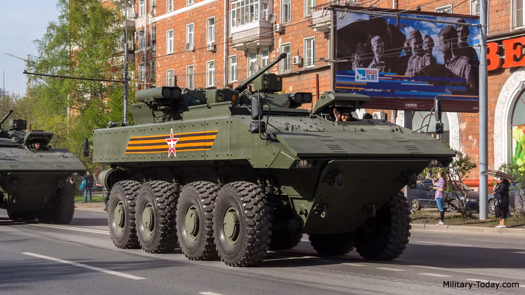 Bố trí bên trong xe bọc thép Bumerang cũng như các dòng xe phương Tây cách đây hàng chục năm đã có - động cơ bố trí phía trước, cabin lái ở giữa và sau cùng là khoang chở quân chở được 9 binh sĩ.