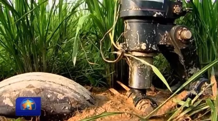 Bánh đáp trực thăng tấn công Z-10 chìm sâu xuống đất bùn.