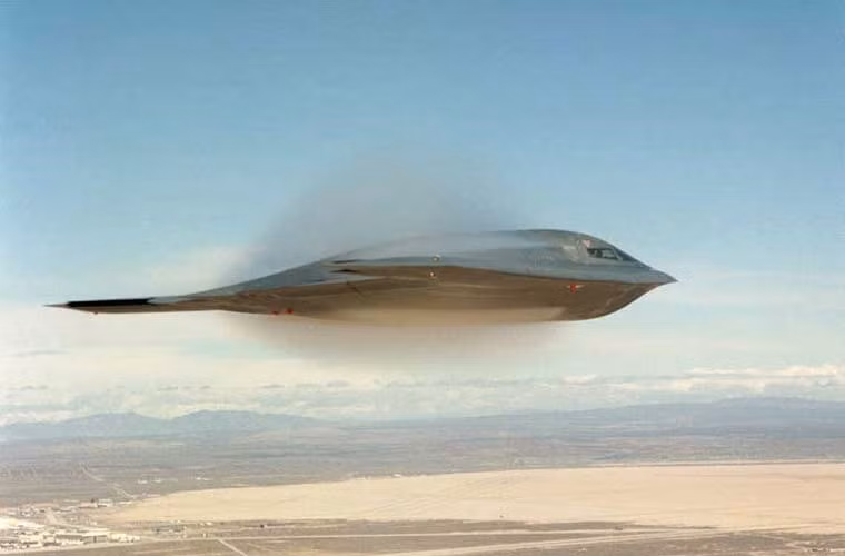 Nhưng cũng vì thiết kế độc đáo này khiến tốc độ máy bay ném bom B-2 chỉ đạt 1.010km/h, tầm bay 10.400km, trần bay 15.000m.