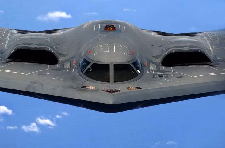 Động cơ của B-2 lắp bộ trộn dòng khí, lấy không khí lạnh dẫn vào buồng đốt động cơ và tua bin, làm hạ thấp nhiệt độ mặt ngoài. Loa phụt động cơ nằm sâu trong thân máy bay, qua đó giảm đáng kể tín hiệu hồng ngoại. Biện pháp này nhằm đối phó với khí tài hồng ngoại của đối phương có thể sử dụng để phát hiện máy bay qua tín hiệu nhiệt động cơ.