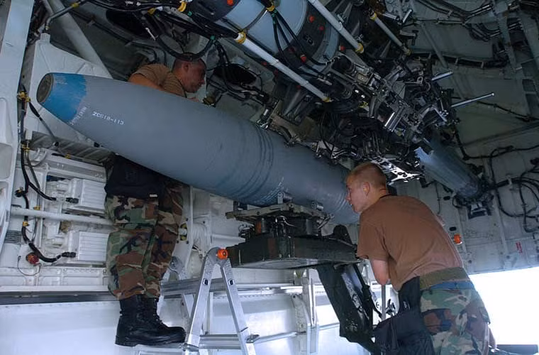 Ngoài năng lực tàng hình, B-2 còn có sức tấn công mạnh mẽ với khả năng mang 23 tấn vũ khí gồm: 80 bom Mk-82 227kg hoặc 36 bom CBU 350kg hoặc 16 bom hạt nhân B61 trên giá phóng quay.