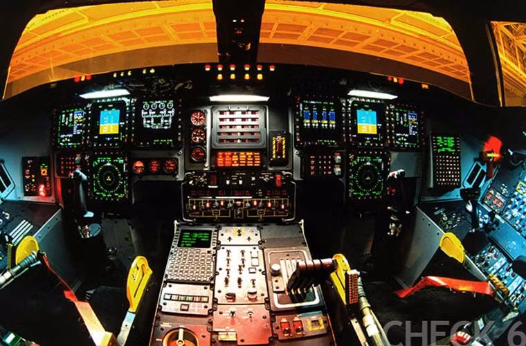 B-2 trang bị những công nghệ điện tử hàng không tiến tiến gồm: hệ thống radar mạng pha điện tử bị động AN/APQ-81 cung cấp chế độ ngắm mục tiêu, hỗ trợ B-2 bay bám sát và tránh địa hình; hệ thống định vị hàng không; hệ thống đối phó trả đũa điện tử. Ảnh: Buồng lái chỉ cần hai người điều khiển của B-2, ít hơn nhiều so với B-1B hay B-52. Điều đó cho thấy máy bay có tính tự động hóa cực cao.