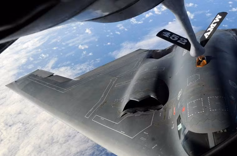 Với những biện pháp kỹ thuật trên đã đem lại cho B-2 khả năng tàng hình tuyệt vời. Nó đã được chứng minh trong nhiều cuộc chiến mà B-2 tham gia. Đặc biệt nhất, một sự kiện đã làm thế giới quân sự phải “choáng” trước khả năng của B-2. Tháng 6/1995, Mỹ đã đưa B-2 tới tham dự triển lãm hàng không Paris (Pháp). Trước khi xuất phát, Mỹ đã thông báo cho Pháp đường bay của B-2. Quân đội Pháp đã ra lệnh cho trạm radar cảnh giới sục sạo nhưng không thể nào phát hiện được B-2 cho tới khi hạ độ cao lộ diện trước con mắt người thật.