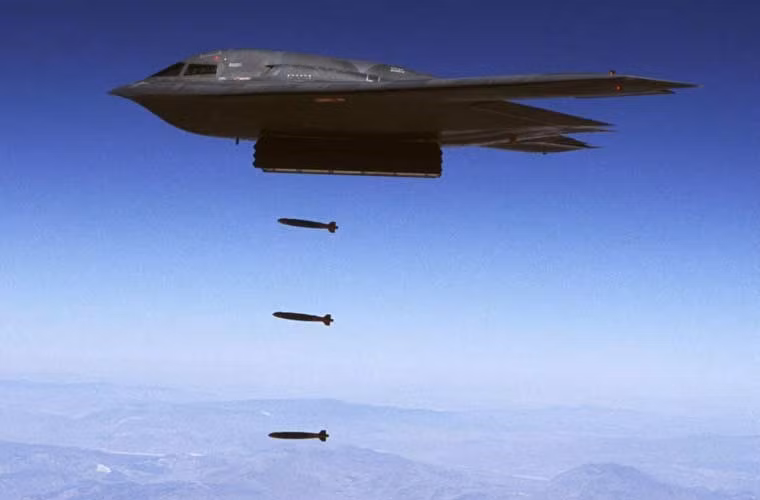 Thậm chí, B-2 còn có thể mang bom thông minh dẫn đường GPS JDAM.