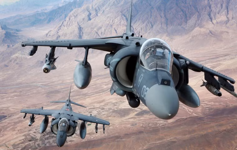 AV-8B Harrier II là máy bay cường kích độc đáo do người Anh thiết kế, được Mỹ mua lại giấy phép sản xuất. Có khoảng 337 chiếc được sản xuất cho Thủy quân Lục chiến Mỹ trang bị trên các tàu tấn công đổ bộ và một vài căn cứ của lực lượng này ở Mỹ và khắp thế giới.