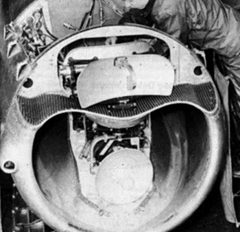 MiG-17PF là phiên bản đánh chặn đa thời tiết của dòng tiêm kích MiG-17, được trang bị động cơ có đốt tăng lực VK-1F và đặc biệt là radar bắt mục tiêu Izumrud có tầm hoạt động khoảng 10km. Trong ảnh là các anten nhỏ bố trí ở đầu mũi chiếc MiG-17PF.