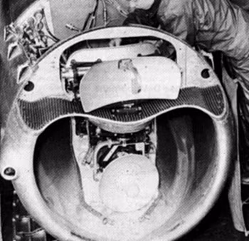 MiG-17PF là phiên bản đánh chặn đa thời tiết của dòng tiêm kích MiG-17, được trang bị động cơ có đốt tăng lực VK-1F và đặc biệt là radar bắt mục tiêu Izumrud có tầm hoạt động khoảng 10km. Trong ảnh là các anten nhỏ bố trí ở đầu mũi chiếc MiG-17PF.