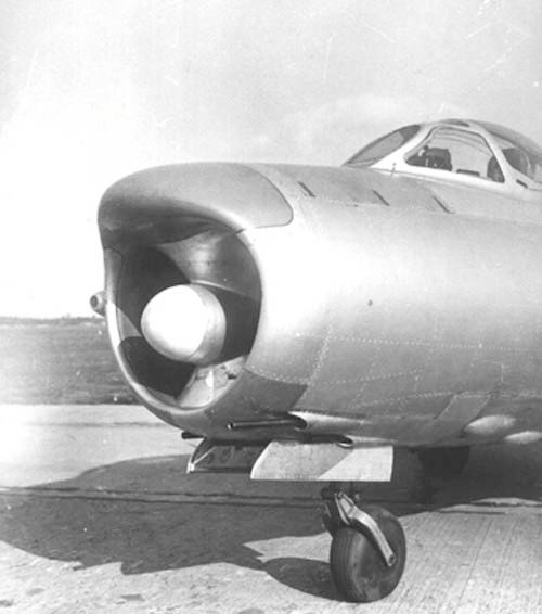 Về phần radar Izumrud trên MiG-17PF đột nhiên mất mục tiêu, sau này Lâm Văn Lích cho biết, có thể do hai máy bay địch bay sát nhau nên tính năng radar không cho phép bắt tốt cả hai, hoặc trên máy bay Mỹ có thiết bị gây nhiễu. Một khả năng nữa có thể kể đến là viên phi công AD-6 đã thay đổi độ cao và hướng bay đột ngột nên radar mất mục tiêu. 