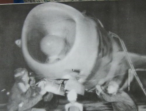 Tuy nhiên, khoảng tháng 8/1965, hầu hết số MiG-17 ta nhận được từ Liên Xô trước 1965 được thay thế bằng 26 chiếc MiG-17F mới và 28 chiếc MiG-17PF (ảnh). Các loại này cơ bản vẫn chỉ có hỏa lực pháo 23-37mm, nhưng lực đẩy của động cơ được tăng lên nhờ hệ thống tăng lực. Các tính năng mới giúp MiG-17 có thể cơ động và tăng tốc tốt hơn trong không chiến. Đáng lưu ý hơn nữa, những chiếc tiêm kích MiG-17PF còn được trang bị radar cho khả năng phát hiện mục tiêu ở cự ly xa hơn mắt thường, tác chiến đánh đêm tốt.