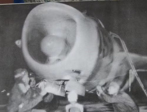 Tuy nhiên, khoảng tháng 8/1965, hầu hết số MiG-17 ta nhận được từ Liên Xô trước 1965 được thay thế bằng 26 chiếc MiG-17F mới và 28 chiếc MiG-17PF (ảnh). Các loại này cơ bản vẫn chỉ có hỏa lực pháo 23-37mm, nhưng lực đẩy của động cơ được tăng lên nhờ hệ thống tăng lực. Các tính năng mới giúp MiG-17 có thể cơ động và tăng tốc tốt hơn trong không chiến. Đáng lưu ý hơn nữa, những chiếc tiêm kích MiG-17PF còn được trang bị radar cho khả năng phát hiện mục tiêu ở cự ly xa hơn mắt thường, tác chiến đánh đêm tốt.