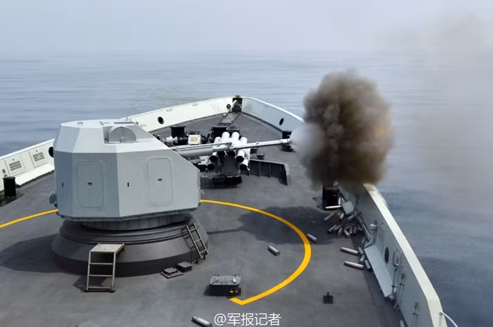 Pháo hạm hải quân Type 79 nòng kép 100mm được thay bằng pháo hải quân đa năng thế hệ mới H/PJ-26 cỡ 76,2mm (sao chép mẫu pháo AK-176 của Nga) có tốc độ bắn khoảng 120 phát/phút….