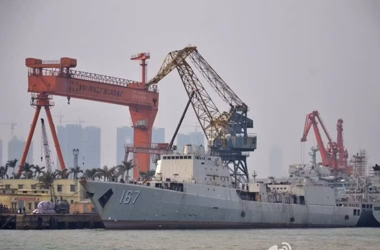 Cho nên, sau khi có đầy đủ công nghệ cần thiết, đầu năm 2015, khu trục hạm Type 051B mang tên Thẩm Quyến (167) đã được đưa về nhà máy để thực hiện nâng cấp, hiện đại hóa.