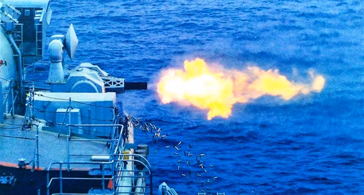 Các bệ pháo phòng không Type 76A 37mm nòng kép được thay thế bởi hai bệ pháo cao tốc CIWS Type 1130.