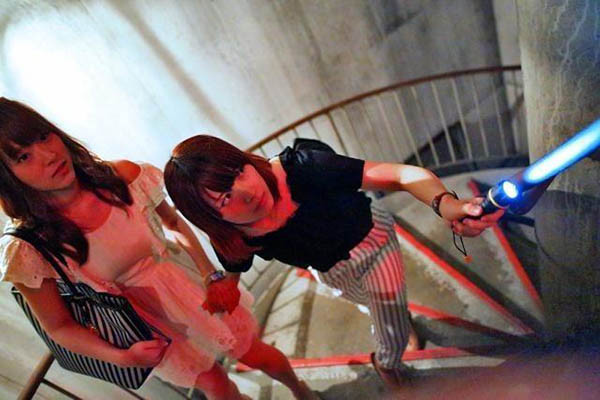 Bệnh viện này có 2 tầng, cho phép mọi người có thể khám phá từng căn phòng theo lựa chọn ngẫu nhiên của bản thân.