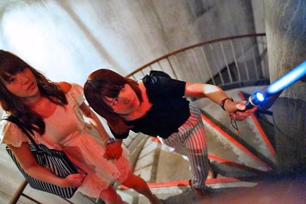 Bệnh viện này có 2 tầng, cho phép mọi người có thể khám phá từng căn phòng theo lựa chọn ngẫu nhiên của bản thân.