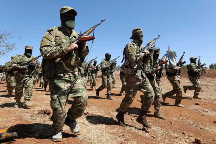 Trong khi đó, tại khu vực vùng phụ cận thành phố Idlib, các cuộc đụng độ vũ trang đã được ghi nhận giữa các lực lượng đối lập khác nhau. Cuộc đụng độ đầu tiên xảy ra ở khu vực làng Kansafra, gần dãy núi Jebel al-Zawiya; tại đây, các chiến binh thuộc tổ chức Khayyat Tahrir al-Sham đã nã pháo vào các vị trí đóng quân của quân đội chính phủ Syria (SAA).