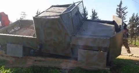 Tại thành phố At-Tabka, các nhóm phiến quân thân Thổ Nhĩ Kỳ đã tìm cách trả thù, một chiếc xe chở quân của lực lượng SDF, đã bị thiết bị nổ tự chế cài ven đường thổi bay, làm ba thành viên SDF thiệt mạng.