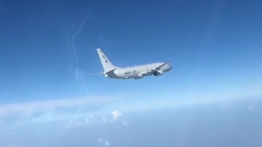 Để ngăn chặn máy bay trinh sát Mỹ, Không quân Nga đã cấp tốc điều động một tiêm kích đa năng Su-35 lên để đánh chặn, tuy nhiên điều đáng nói ở đây là hành động của viên phi công này chẳng hề "hòa nhã".