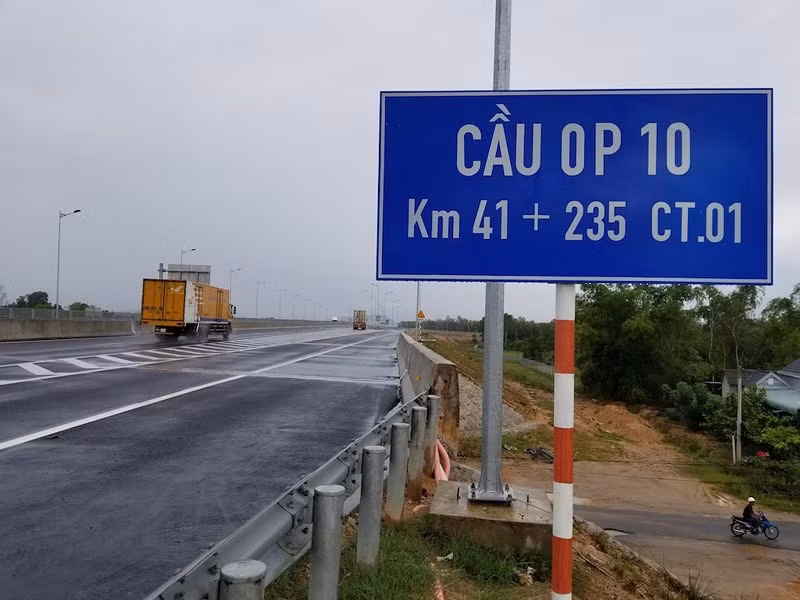 Nhieu cau tren cao toc Da Nang - Quang Ngai van tham nuoc