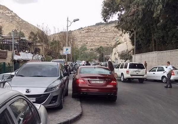 Người dân vẫn ra ngoài vui vẻ đi chơi, mua sắm hoặc làm việc dù rằng đất nước vẫn đang trong chiến tranh.