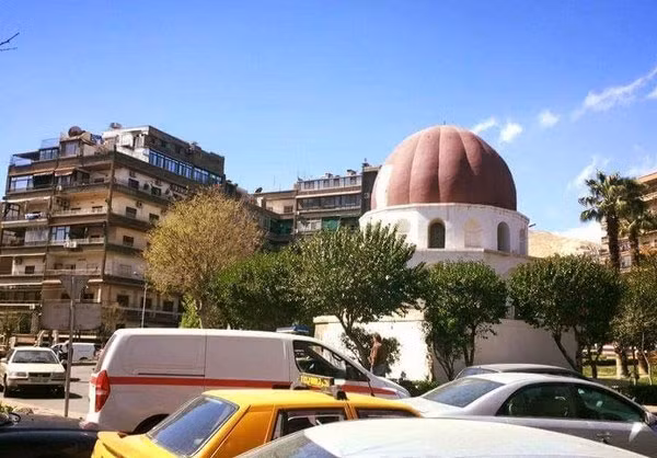 Ô tô đi lại nườm nượp trên đường phố yên bình, có chút gì đó thơ mộng ở Damascus.