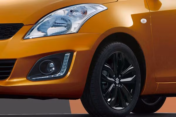 Phần đầu xe với lưới tản nhiệt hình thang bo tròn góc dưới cùng cụm đèn pha vuốt dài sang hai bên. Đèn sương mù dạng gương cầu halogen, viền nổi bật với một dải đèn led chạy dài hình sáng chữ L ngược cùng viền được sơn đen theo tổng thể của xe.