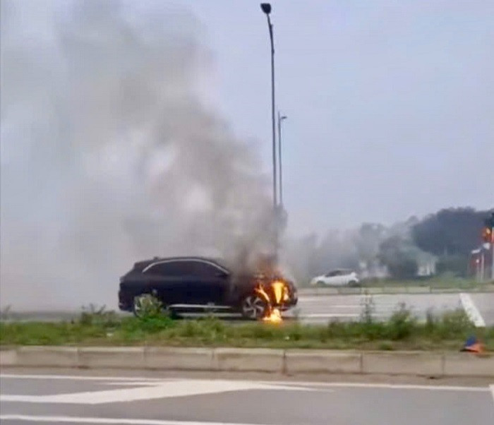 Xe ô tô bất ngờ bốc cháy trên đại lộ Vinh - Cửa Lò Xe o to bat ngo boc chay tren dai lo Vinh - Cua Lo