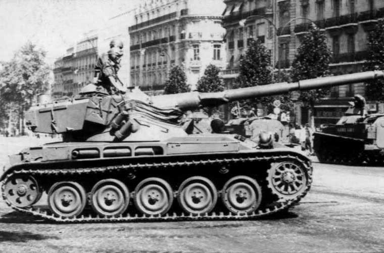 Xe tăng AMX-13 có trọng lượng tổng thể 15 tấn, dài tổng thể 6,36m, rộng 2,5m, cao 2,3m. Nó được dự định thực hiện nhiệm vụ yểm trở cho quân đổ bộ đường không.