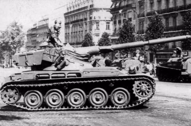 Xe tăng AMX-13 có trọng lượng tổng thể 15 tấn, dài tổng thể 6,36m, rộng 2,5m, cao 2,3m. Nó được dự định thực hiện nhiệm vụ yểm trở cho quân đổ bộ đường không.