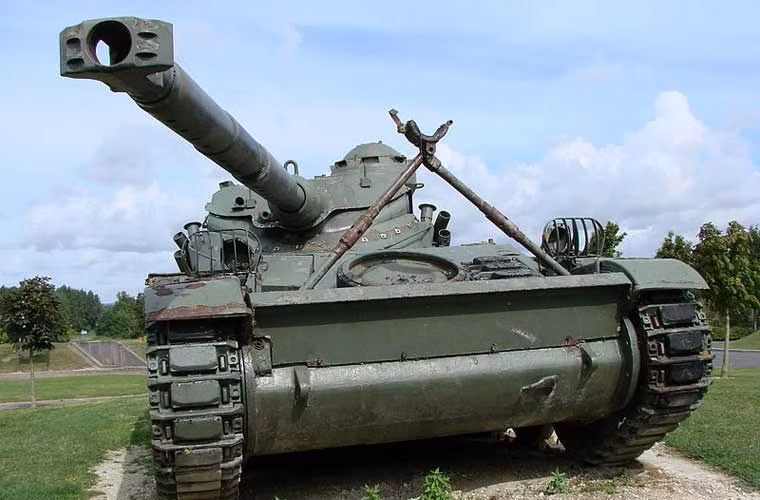 Dẫu sao, kiểu tháp pháo như vậy cho phép ngoài việc bố trí 2 người thuộc kíp xe trong tháp pháo, có thể lắp thêm hai hộp tiếp đạn dạng xoay với 6 viên đạn trong mỗi hộp. Với sự trợ giúp này, cho phép pháo chính có khả năng nạp đạn tự động, nhờ đó tốc độ bắn pháo đạt tới 10-12 phát/phút, kíp lái giảm xuống chỉ còn 3 người. Có thể nói, không phải Nga mà Pháp mới là quốc gia đầu tiên phát triển xe tăng có bộ nạp đạn tự động.