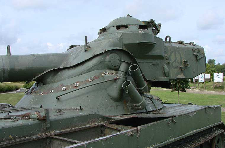 Tháp pháo của AMX-13 cũng là thiết kế khá bất bình thường, nó gồm 2 phần: trên và dưới. Trong đó, phần dưới được lắp như tháp pháo trên các xe tăng thông thường. Phần trên với pháo chính được gắn vào hai trục nâng, có thể di chuyển theo phương thẳng cho pháo thủ khi ngắm mục tiêu.